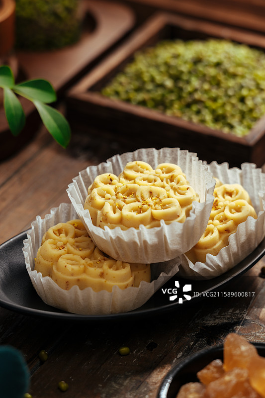 中式复古场景里的绿豆糕图片素材