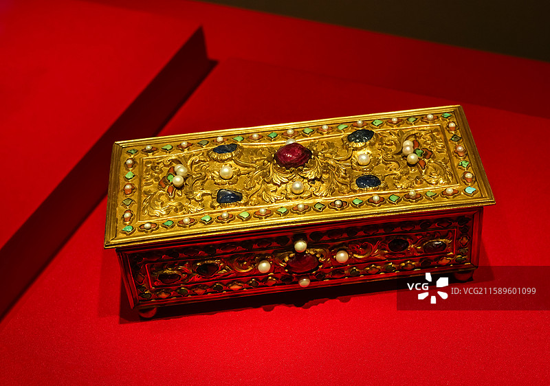金嵌珍珠宝石藏经匣 清·乾隆 北京故宫博物院珍宝馆金银类器物图片素材