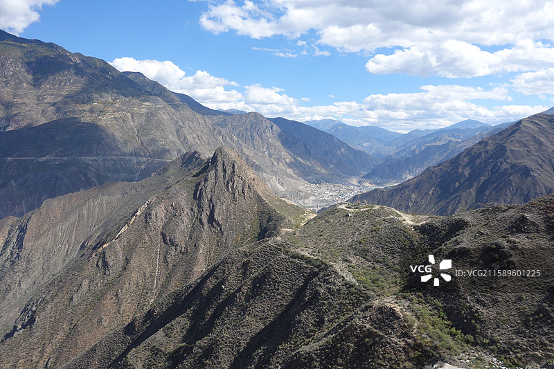 云南省迪庆州德钦县奔子栏镇金沙江大湾月亮湾：三江并流图片素材