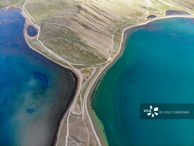 航拍青海玛多星星海景区的湖泊图片素材