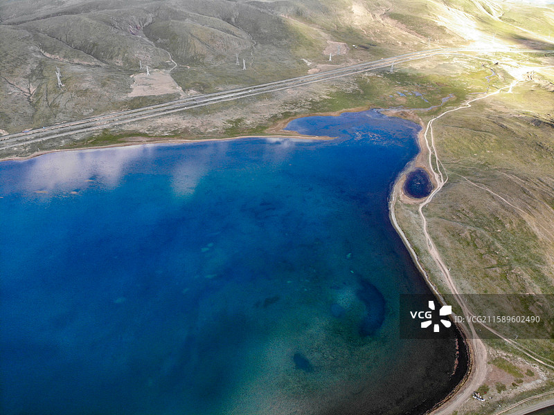 航拍青海玛多星星海景区的湖泊图片素材