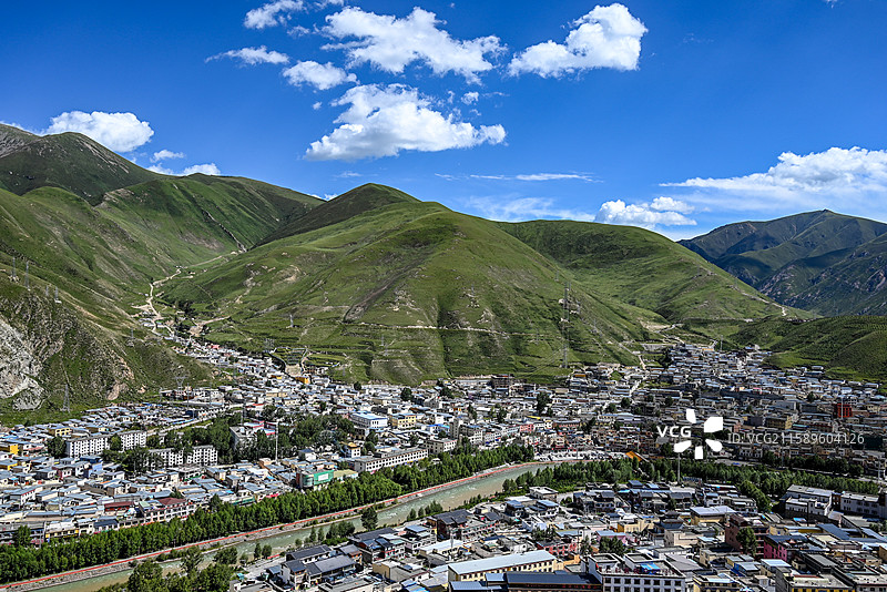 在结古寺俯瞰玉树市全景图片素材