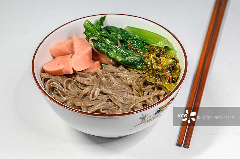 一碗火腿青菜荞麦面图片素材