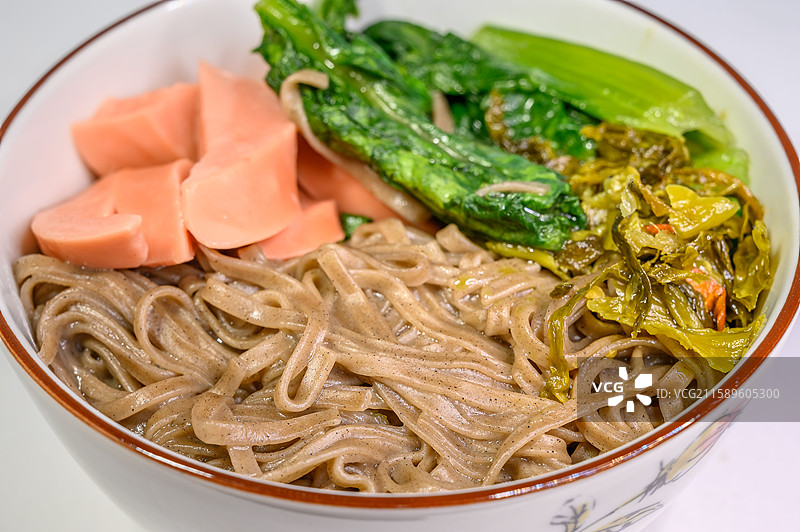 一碗火腿青菜荞麦面图片素材
