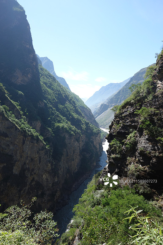 云南省迪庆州香格里拉市中甸县中虎跳峡：张老师小路图片素材