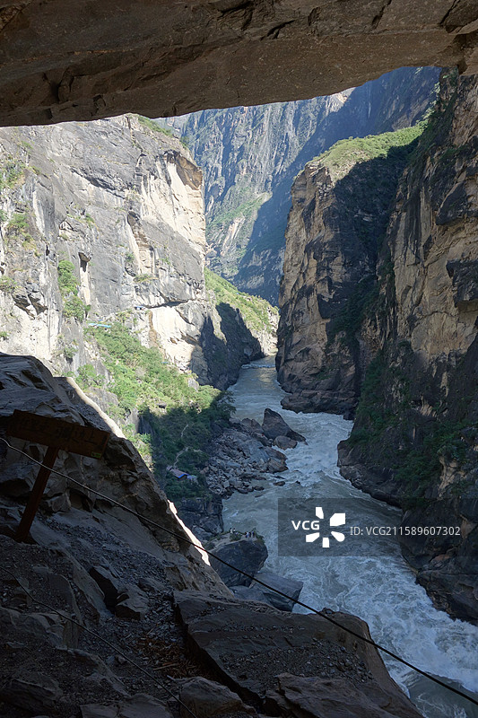 云南省迪庆州香格里拉市中甸县中虎跳峡：张老师小路图片素材