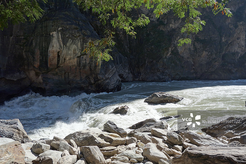 云南省迪庆州香格里拉市中甸县中虎跳峡：张老师小路图片素材