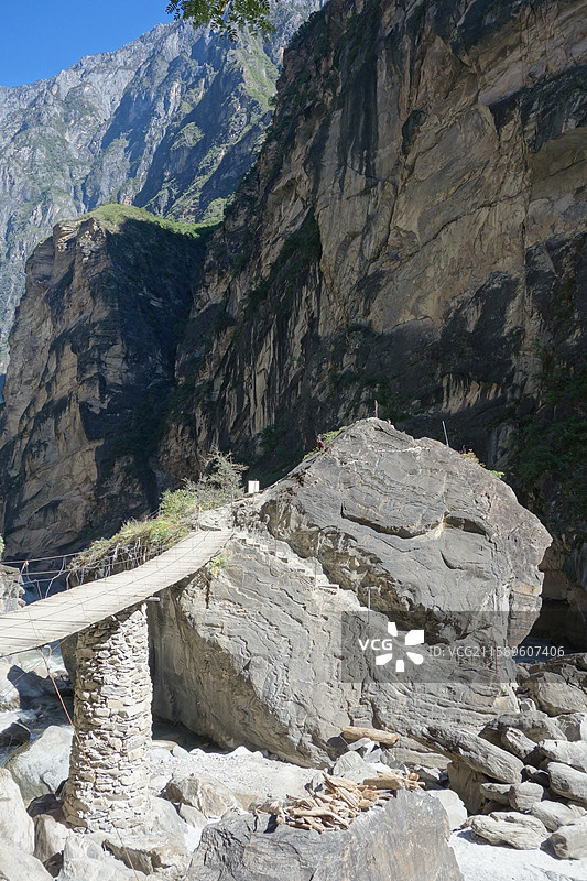 云南省迪庆州香格里拉市中甸县中虎跳峡：中虎跳石图片素材