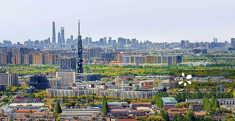 浦东文广大楼电视塔与陆家嘴三件套同框 上海浦东康桥城市天际线 眺望上海张江科学城南部区域图片素材