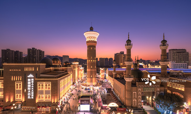 新疆乌鲁木齐国际大巴扎夜景图片素材