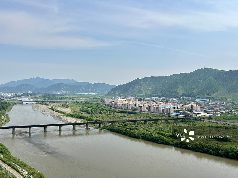 吉林省延边州图们市图们口岸南阳亭俯瞰图们江大桥和对岸朝鲜小镇全景图片素材