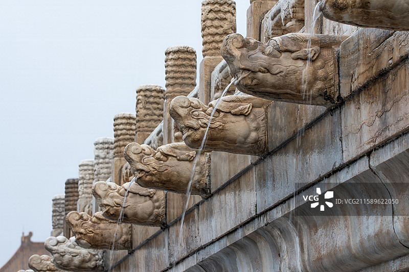 夏日大雨中的故宫千龙吐水图片素材
