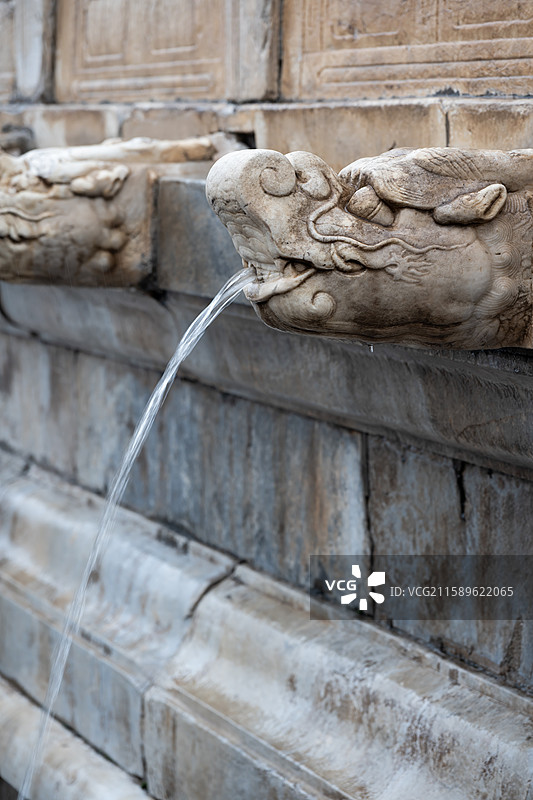 夏日大雨中的故宫千龙吐水图片素材
