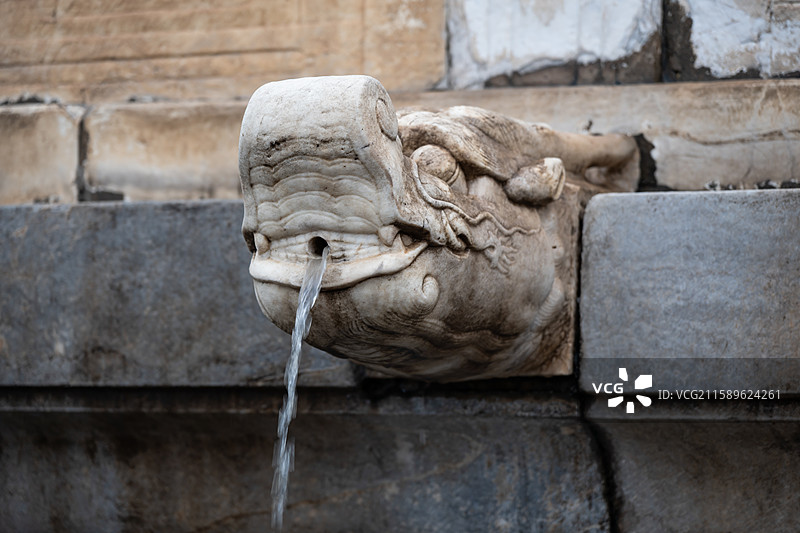 夏日大雨中的故宫千龙吐水图片素材