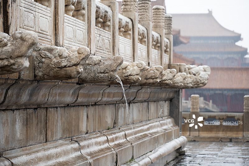 夏日大雨中的故宫千龙吐水图片素材
