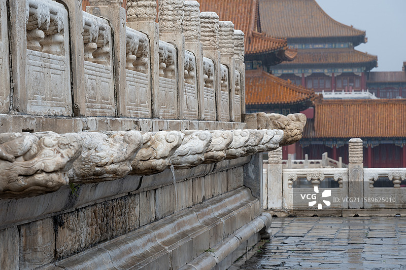 夏日大雨中的故宫千龙吐水图片素材