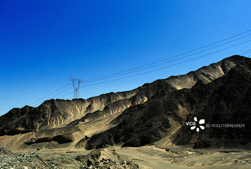 9.8投10张夏日新疆吐鲁番托克逊县夏镇G3012沿途黄沙黑山输电线风景图片素材