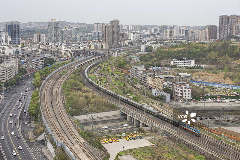成都西-佳木斯K546次绵阳站发车，后面的动车组列车紧追不舍图片素材