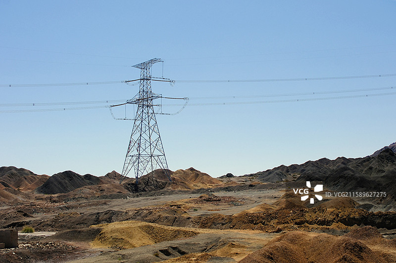 9.8投10张夏日新疆吐鲁番托克逊县夏镇G3012沿途黄沙黑山输电线风景图片素材