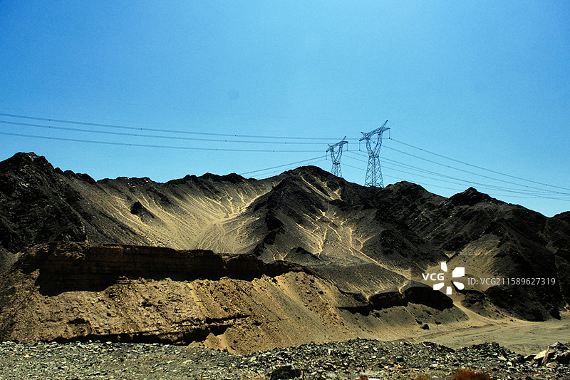 9.8投10张夏日新疆吐鲁番托克逊县夏镇G3012沿途黄沙黑山输电线风景图片素材