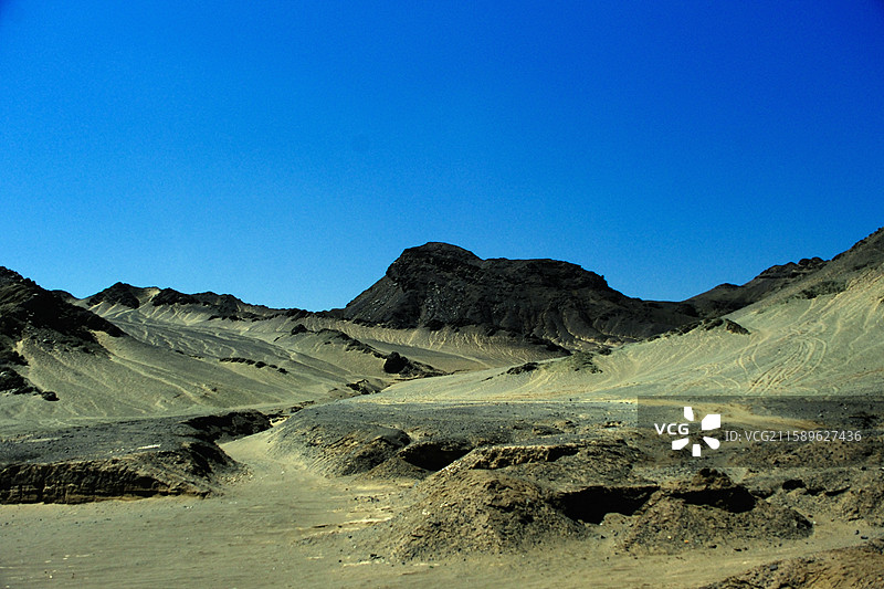 夏日新疆吐鲁番托克逊县夏镇G3012沿途黄沙黑山苍凉风光图片素材