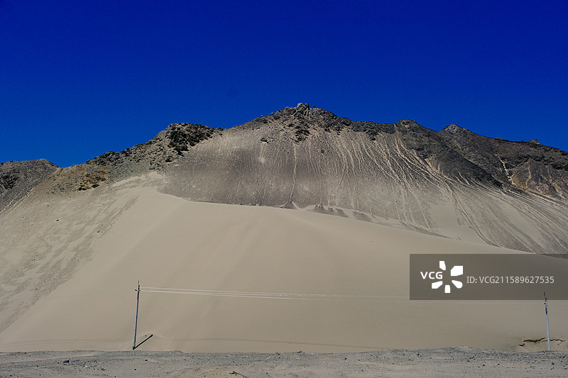 夏日新疆吐鲁番托克逊县夏镇G3012沿途黄沙黑山苍凉风光图片素材