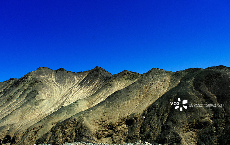 夏日新疆吐鲁番托克逊县夏镇G3012沿途黄沙黑山苍凉风光图片素材