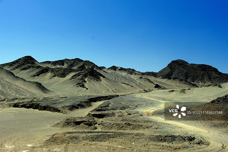 夏日新疆吐鲁番托克逊县夏镇G3012沿途黄沙黑山苍凉风光图片素材