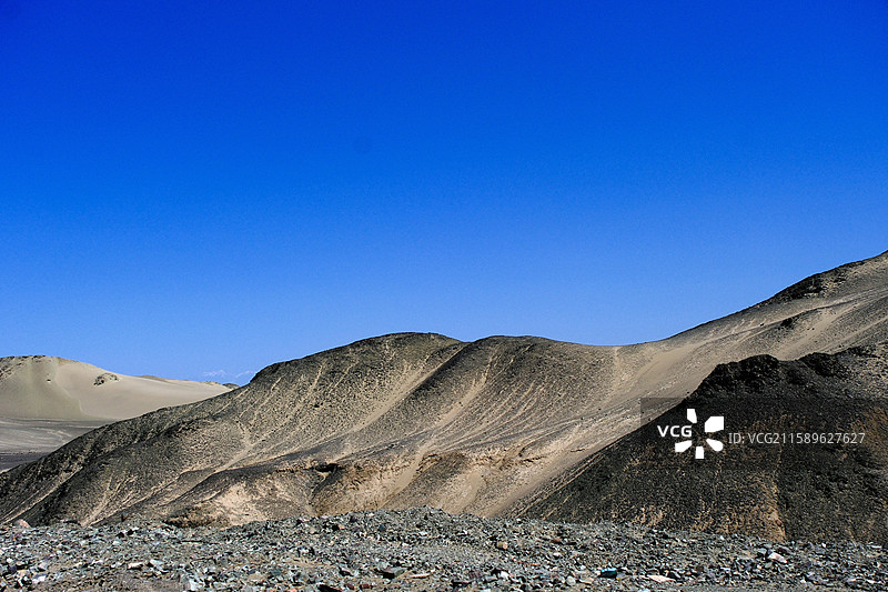 夏日新疆吐鲁番托克逊县夏镇G3012沿途黄沙黑山苍凉风光图片素材