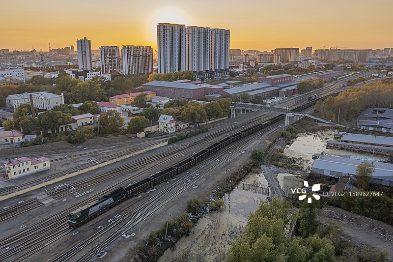 HXN5机车牵引40702次夕阳下进入绥化站图片素材