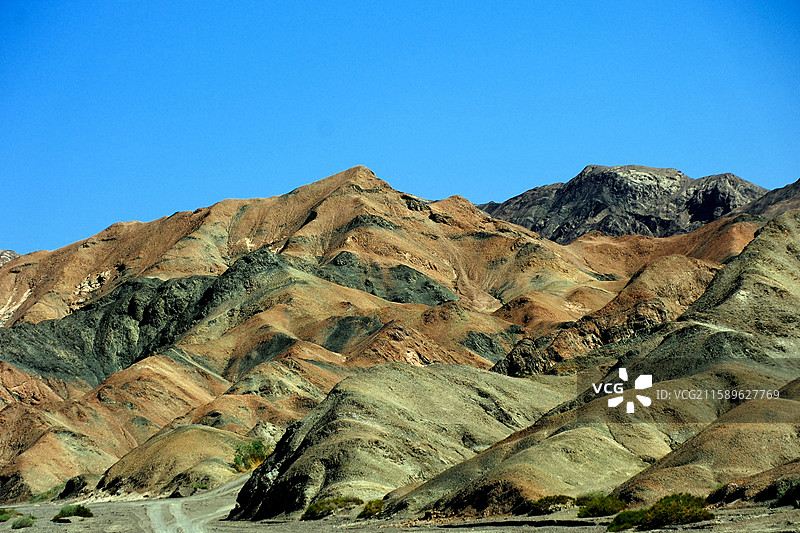 夏日新疆吐鲁番托克逊县夏镇G3012沿途黄沙黑山苍凉风光图片素材