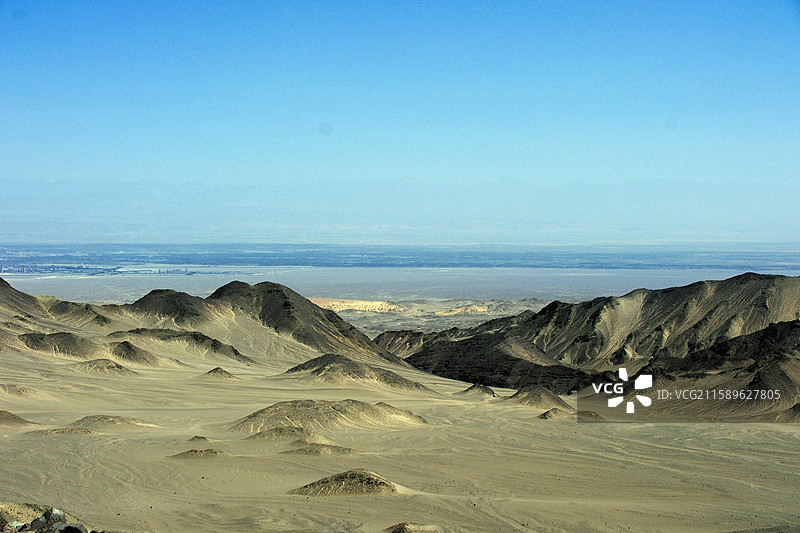 夏日新疆吐鲁番托克逊县夏镇G3012沿途黄沙黑山苍凉风光图片素材
