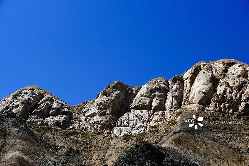 夏日新疆吐鲁番托克逊县夏镇G3012沿途黄沙黑山苍凉风光图片素材