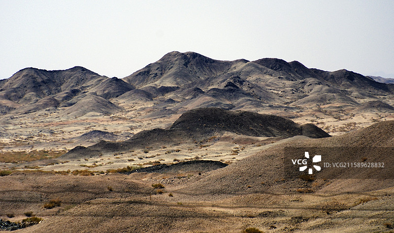 夏日新疆吐鲁番托克逊县夏镇G3012沿途黄沙黑山苍凉风光图片素材