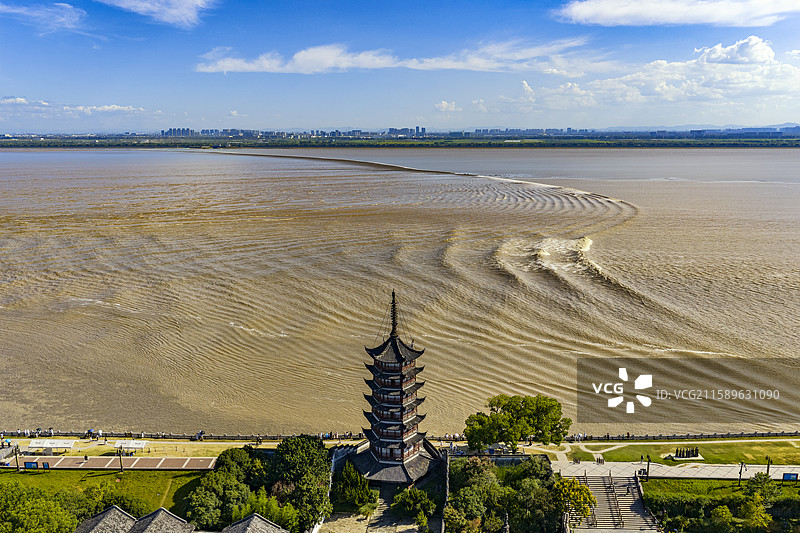 航拍嘉兴海宁盐官观潮胜地公园占鳌塔处的钱塘江大潮图片素材