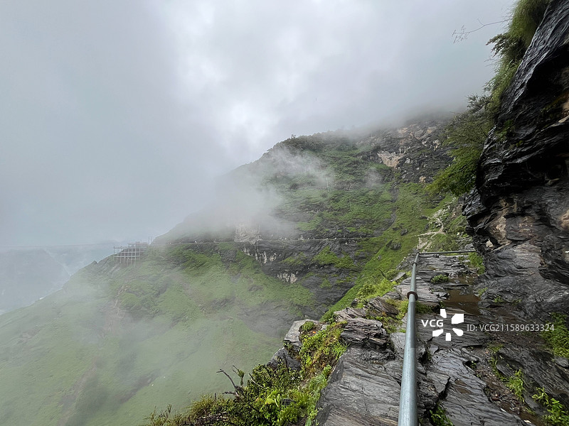香格里拉虎跳峡 高路徒步 雨天 云雾缭绕图片素材