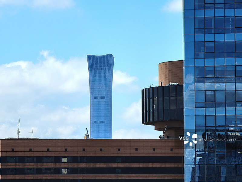 中国北京亮马桥，昆仑饭店和中国尊图片素材