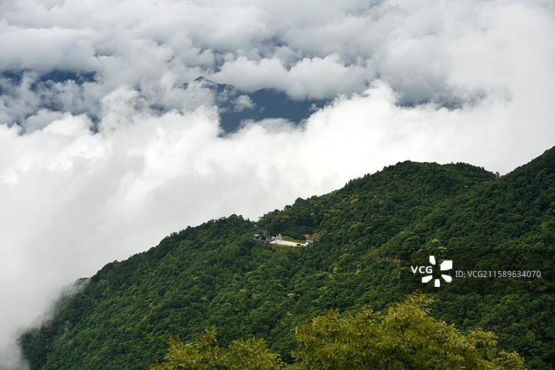 云雾缭绕的陕西安康岚皋南宫山地质公园南入口图片素材