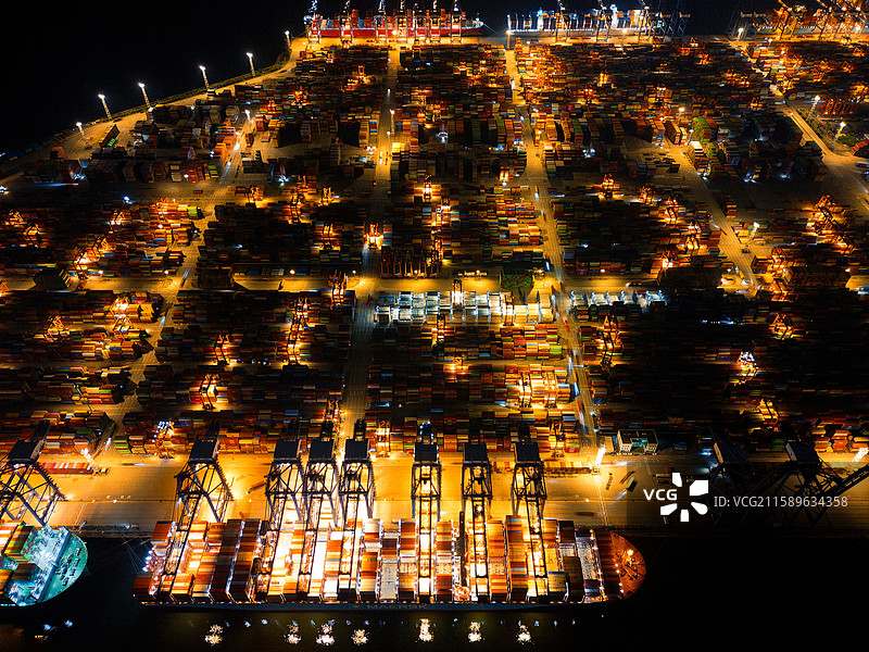 夜晚的盐田港，灯火通明，无数的集装箱在被安静的装载或者卸下图片素材