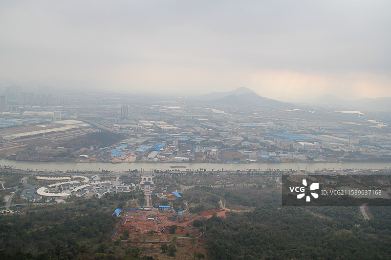 浙江湖州仁皇山山顶俯瞰城市全景图片素材