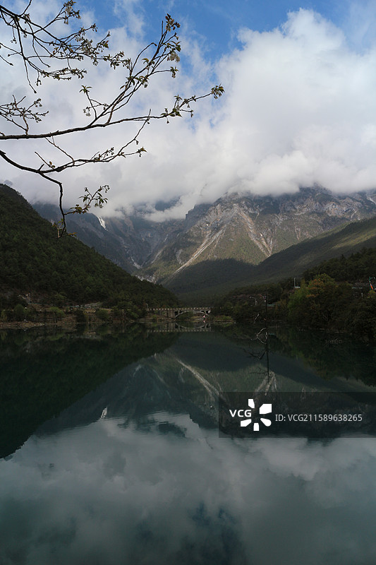 云南省丽江市玉龙县玉龙雪山玉液湖图片素材
