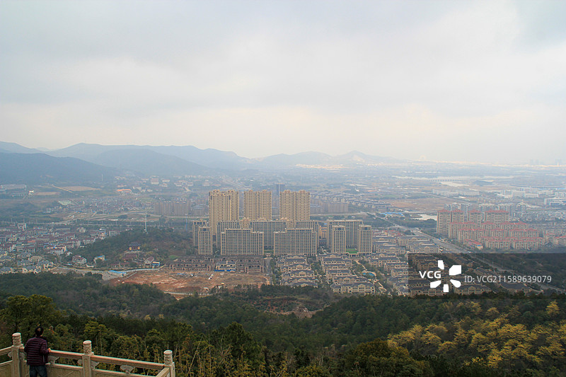 浙江湖州仁皇山山顶俯瞰城市全景图片素材