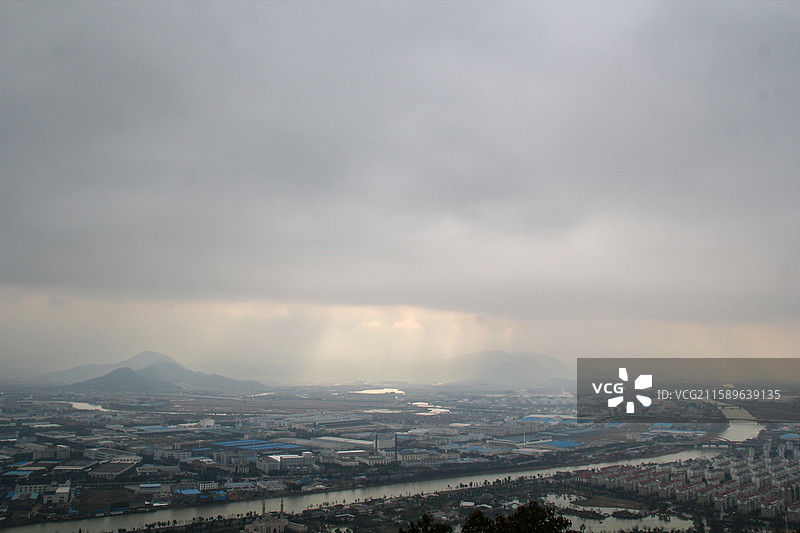 浙江湖州仁皇山山顶俯瞰城市全景图片素材