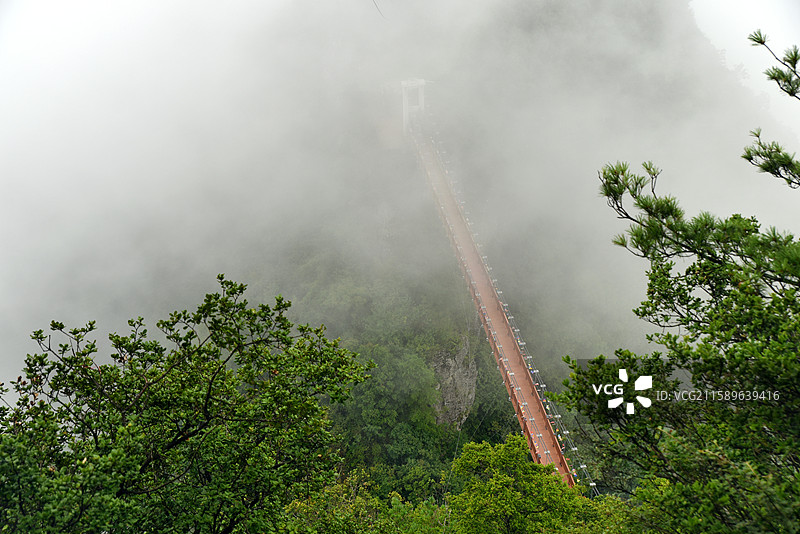 云雾里的南宫山金顶吊桥图片素材