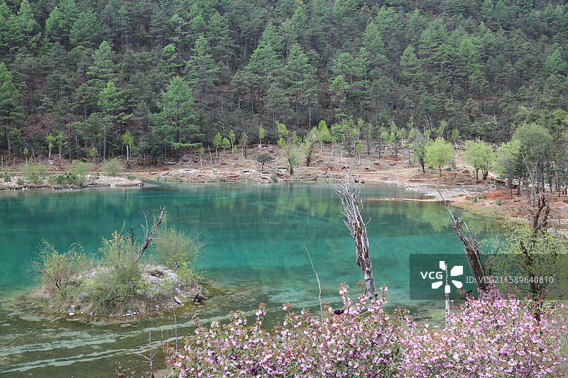 云南省丽江市玉龙县玉龙雪山镜潭湖图片素材