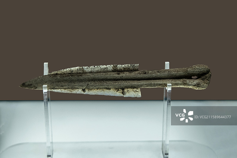 内蒙古博物院：骨柄石刃剑（新石器时代，通辽市南宝力皋吐墓地出土，内蒙古自治区文物考古研究院藏）图片素材