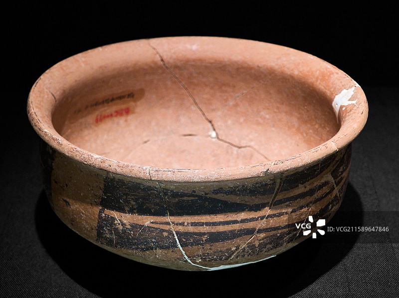 几何鱼纹彩陶盆，新石器时代仰韶文化半坡类型，西安半坡博物馆藏图片素材