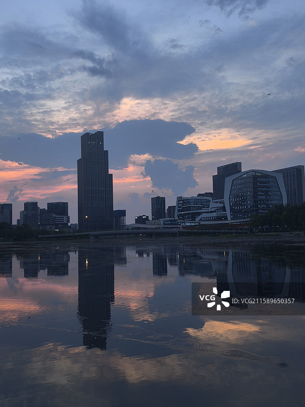都市夕阳湖景图片素材