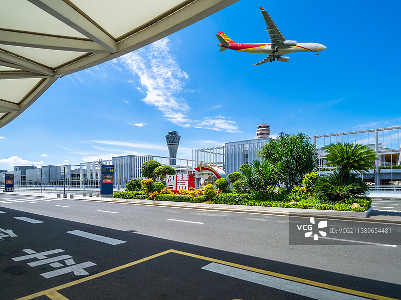 海口美兰国际机场航站楼与行车道图片素材
