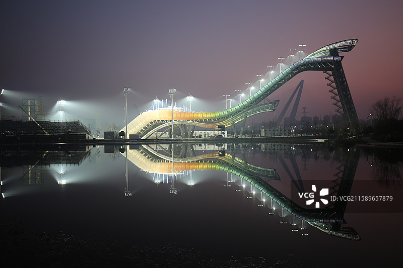 暮色中的北京冬奥会首钢滑雪大跳台灯光秀图片素材